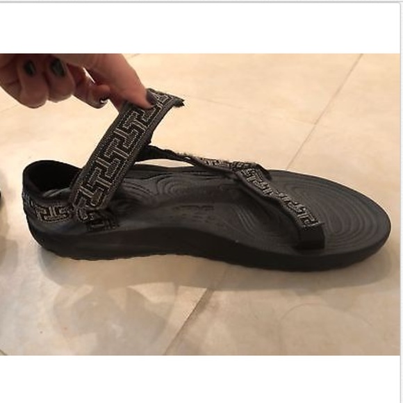 Sandals_&_Flip_Flops
